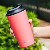 MONTIGOSenseCoffeeCupLarge470mlwith matte finish and black lid on a wooden desk_corporate gifts